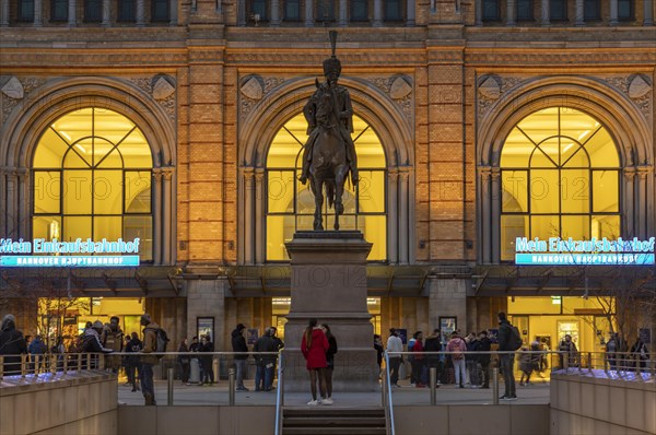 Main station with Ernst August monument, equestrian statue, Bahnhofstrasse in the evening, Hanover, Lower Saxony, Germany, Europe