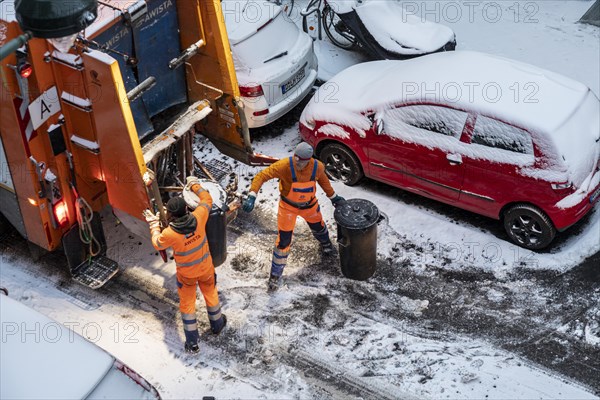 AWISTA refuse collection, residential area, snow, residual waste, refuse bins, refuse vehicle, Duesseldorf, North Rhine-Westphalia, Germany, Europe