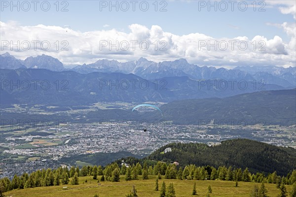 Paraglider on the Gerlitzen Alpe, behind Treffen am Lake Ossiach and the Loetschernberg, Carinthia, Austria, Europe