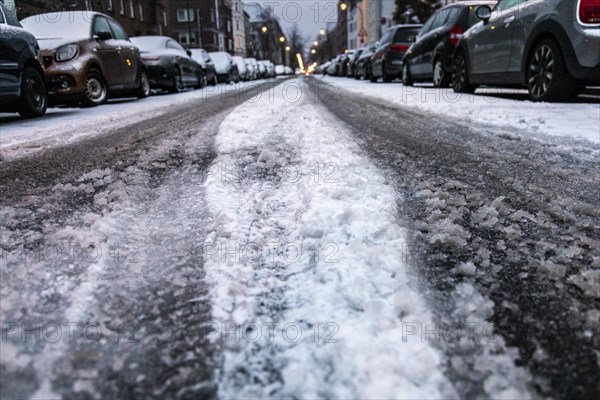 Snow in Duesseldorf, road conditions, little traffic, cautious driving, winter, overfrozen wetness, slippery snow, ruts, Duesseldorf, North Rhine-Westphalia, Germany, Europe