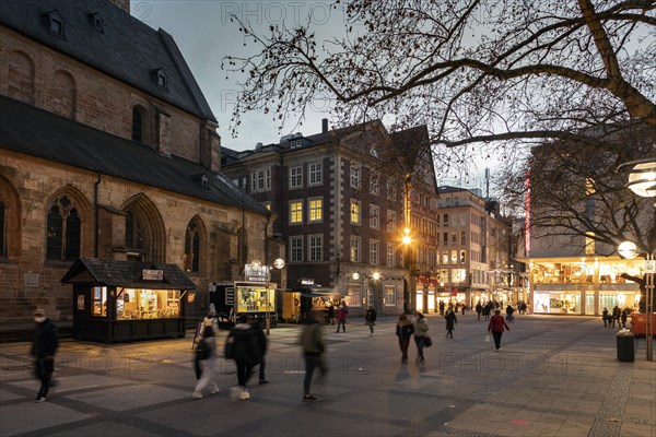 Mandatory masks in the pedestrian zones in Dortmund, only a few market stalls and Christmas lights around the Rheinoldikirche, Dortmund, North Rhine-Westphalia, North Rhine-Westphalia, Germany, Europe