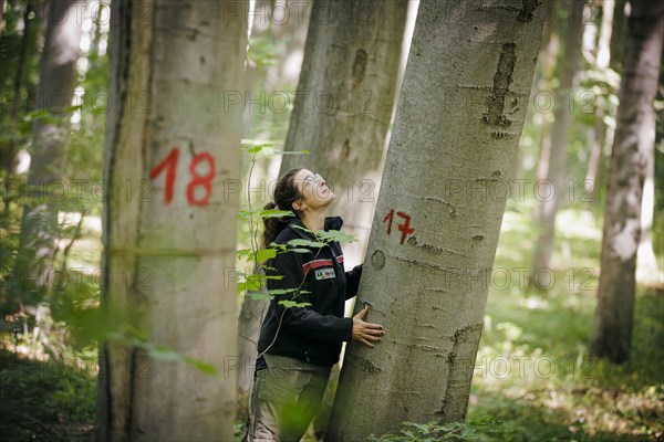 An employee of the Northwest German Forest Research Institute checks the stand of deciduous trees on an experimental plot in a deciduous forest in Lower Saxony. Here, research is being conducted into how the forest can be prepared for the challenges in times of climate change. Mackenrode, 28.06.2022, Mackenrode, Germany, Europe