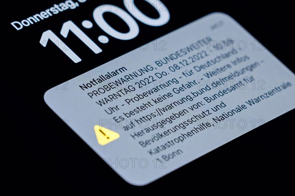 Symbol photo: A message for the Nationwide Warning Day 2022 appears on a smartphone. Emergency alert, trial warning, Nationwide Warning Day 2022 Thu. 08.12.2022, 10:59 hrs, trial warning. Berlin, 08.12.2022, Berlin, Germany, Europe