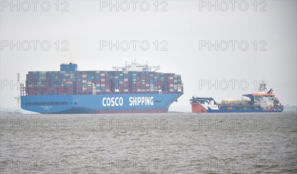Container ship Cosco Shipping encounters ship Van Oord in fog on the Elbe near Hamburg, Schleswig-Holstein, Germany, Europe