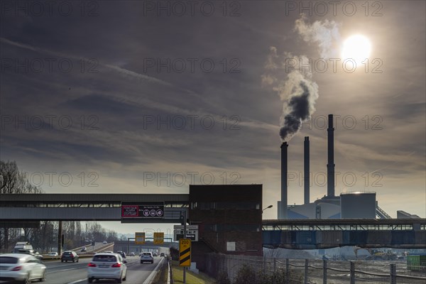 Fine dust alert in Stuttgart, motorists are asked to refrain from driving due to poor air quality, chimneys of the Gaisburg combined heat and power plant of EnBW Energie Baden-Wuerttemberg, Stuttgart, Baden-Wuerttemberg, Germany, Europe