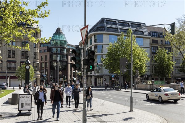 Passers-by on Koenigsallee, Duesseldorf, North Rhine-Westphalia, North Rhine-Westphalia, Germany, Europe