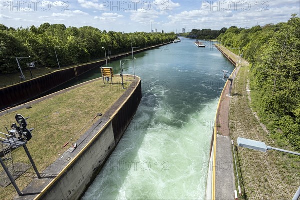 Herne-Ost lock on the Rhine-Herne Canal, freighter in front of entering the lock chamber, here the water draining off to the level of the lower water level, Herne, North Rhine-Westphalia, North Rhine-Westphalia, Germany, Europe