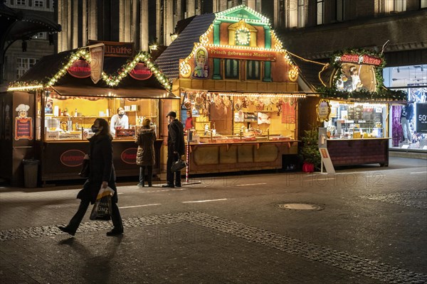 Advent weekend in Duesseldorfs old town after the Corona Crisis lockdown - small Christmas market at the Karschhaus, Duesseldorf, North Rhine-Westphalia, Germany, Europe