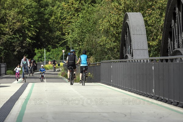 Cycling traffic on the RS1, the Radschnellweg Ruhr, here on the Ruhrbruecke Muelheim, Muelheim an der Ruhr, North Rhine-Westphalia, North Rhine-Westphalia, Germany, Europe