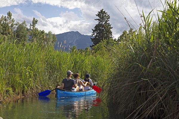 Canoe on Lake Faak, behind the Schwarzkogel mountain, Villach and Finkenstein municipalities, Carinthia, Austria, Europe