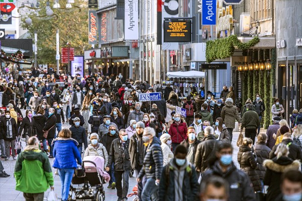 Mandatory masks in the heavily frequented pedestrian zone Westenhellweg in Dortmund, Jesus saves in the midst of the crowds