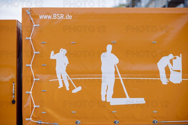 Symbolic photo on the subject of reconciling family and work. A car belonging to the Berliner Stadtreinigung