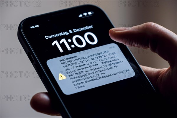 Symbol photo: A message for the Nationwide Warning Day 2022 appears on a smartphone. Emergency alert, trial warning, Nationwide Warning Day 2022 Thu. 08.12.2022, 10:59 hrs, trial warning. Berlin, 08.12.2022, Berlin, Germany, Europe