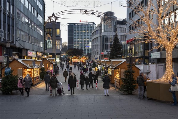 Essen city centre at pre-Christmas time during the coronavirus pandemic, only a few stalls - this years reduced Christmas market, Essen, North Rhine-Westphalia, Germany, Europe