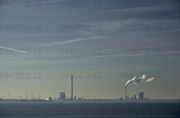 The decommissioned Wilhelmshaven coal-fired power plant and the Onyx power plant on the west side of the Jade Bay, a gulf in the North Sea. Jade Bay, Jade, Lower Saxony, Germany, Europe