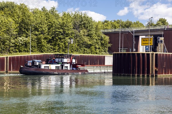 Freighter enters the lock chamber of the Herne-Ost lock on the Rhine-Herne Canal, double chamber lock, Herne, North Rhine-Westphalia, North Rhine-Westphalia, Germany, Europe