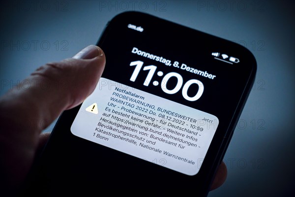 Symbol photo: A message for the Nationwide Warning Day 2022 appears on a smartphone. Emergency alert, trial warning, Nationwide Warning Day 2022 Thu. 08.12.2022, 10:59 hrs, trial warning. Berlin, 08.12.2022, Berlin, Germany, Europe