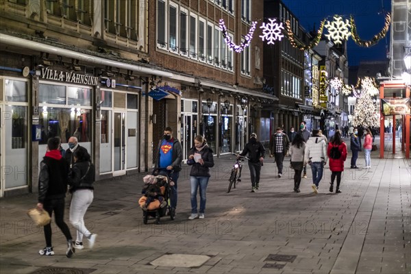 Advent weekend in Duesseldorfs old town, Corona Crisis lockdowns, closed restaurants, Duesseldorf, North Rhine-Westphalia, Germany, Europe