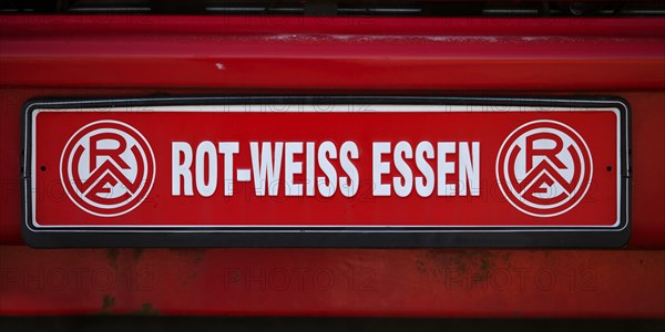 Club logo of the football club Rot-Weiss-Essen on a car sign, Essen, Ruhr area, North Rhine-Westphalia, Germany, Europe