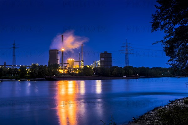 Slag tap of Huettenwerke Krupp Mannesmann, HKM, steam cloud, coking plant, Rhine, night shot, Duisburg, North Rhine-Westphalia, North Rhine-Westphalia, Germany, Europe