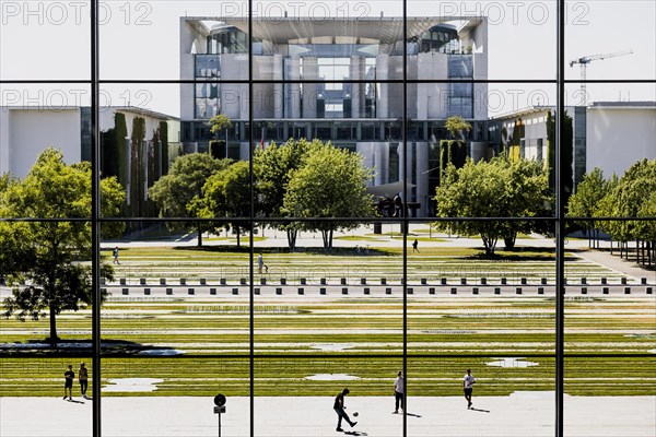 People stand out between Paul-Loebe-Haus and the Federal Chancellery in Berlin, 22.06.2022., Berlin, Germany, Europe