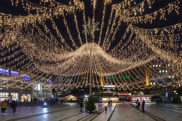 Kennedyplatz in the run-up to Christmas in Essen during the coronavirus pandemic, only a few stalls - this years mini-Christmas market, Essen, North Rhine-Westphalia, Germany, Europe