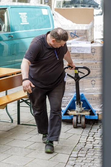 Delivery traffic in Duesseldorfs old town, transporting ordered goods to the customer using a pallet truck, gastronomy, wholesale, Duesseldorf, North Rhine-Westphalia, Germany, Europe