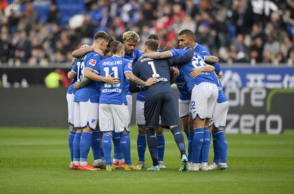 Teambuilding, circle of the team in front of the start of the match, TSG 1899 Hoffengheim, PreZero Arena, Sinsheim, Baden-Wuerttemberg, Germany, Europe