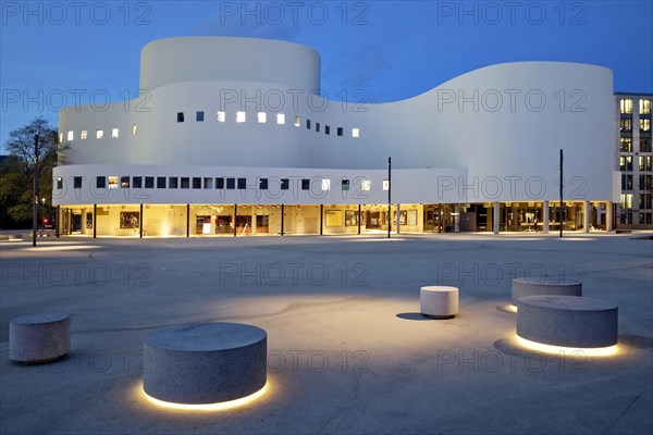 Duesseldorfer Schauspielhaus am Abend, abbreviated Dhaus, Duesseldorf, North Rhine-Westphalia, Germany, Europe