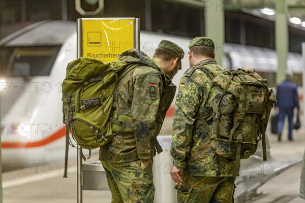 Free travel for the Bundeswehr, uniformed soldiers travel free on Deutsche Bahn trains, soldiers in uniform on the platform with ICE, Stuttgart, Baden-Wuerttemberg, Germany, Europe