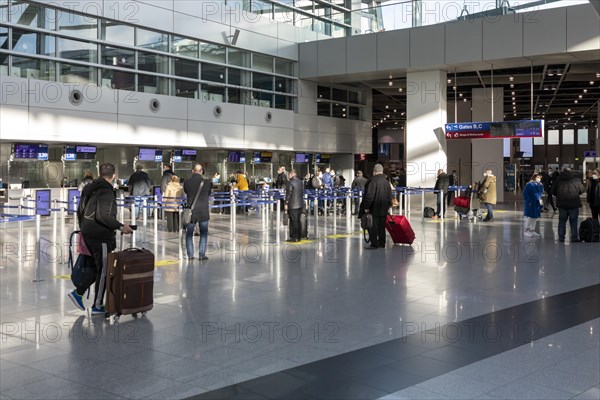 Duesseldorf Airport, DUS, departure hall, terminal, Airport International in lockdown during Corona crisis, hardly any travel and only few departure connections due to travel restrictions, Duesseldorf, North Rhine-Westphalia, Germany, Europe