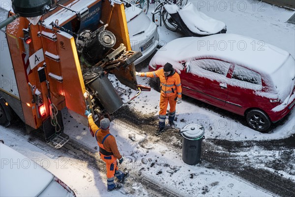 AWISTA refuse collection, residential area, snow, residual waste, refuse bins, refuse vehicle, Duesseldorf, North Rhine-Westphalia, Germany, Europe