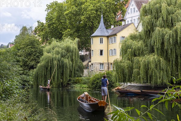 Hoelderlintum on the Neckar, punting boat, Tuebingen, Baden-Wuerttemberg, Germany, Europe