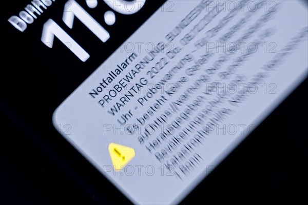 Symbol photo: A message for the Nationwide Warning Day 2022 appears on a smartphone. Emergency alert, trial warning, Nationwide Warning Day 2022 Thu. 08.12.2022, 10:59 hrs, trial warning. Berlin, 08.12.2022, Berlin, Germany, Europe