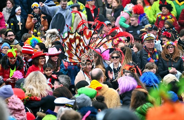 Colourful hustle and bustle at the Shrove Monday procession in Duesseldorf, North Rhine-Westphalia