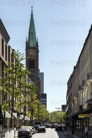 Passers-by on Koenigsallee, Johanneskirche, Duesseldorf, North Rhine-Westphalia, North Rhine-Westphalia, Germany, Europe