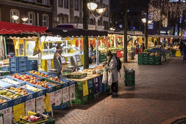 Mandatory masks on Koenigstrasse in Duisburg in the run-up to Christmas during the coronavirus pandemic, fruit and vegetable stall at the farmers market