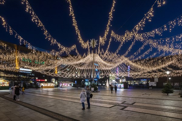 Kennedyplatz in the run-up to Christmas in Essen during the coronavirus pandemic, only a few stalls - this years mini-Christmas market, Essen, North Rhine-Westphalia, Germany, Europe