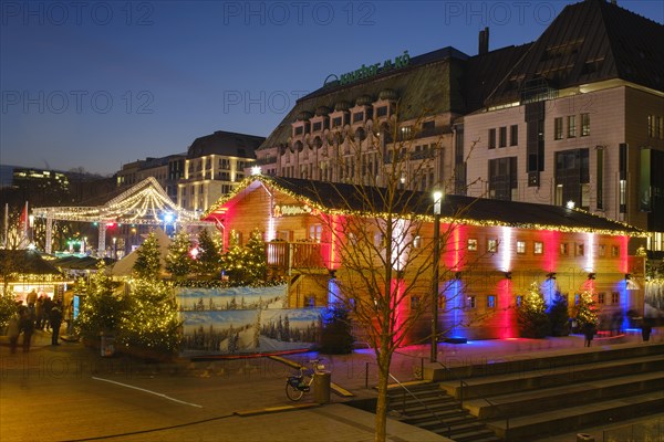 Illuminated Christmas market hut, Christmas market at the Koe-Bogen, Blue hour, Duesseldorf, North Rhine-Westphalia, Germany, Europe