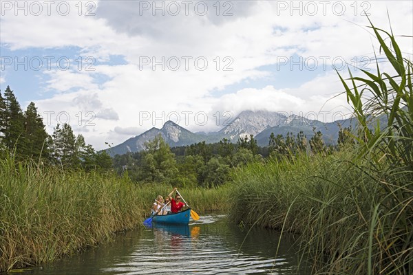 Canoe on Lake Faak, behind the mountain Mittagskogel, Villach and Finkenstein municipalities, Carinthia, Austria, Europe