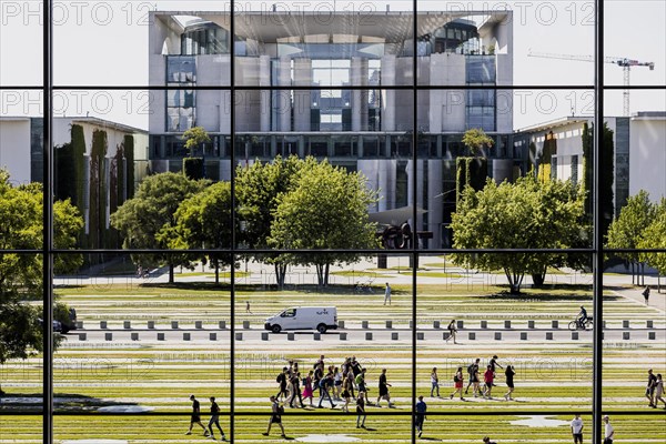 A group of students stands out between Paul-Loebe-Haus and the Federal Chancellery in Berlin, 22.06.2022., Berlin, Germany, Europe