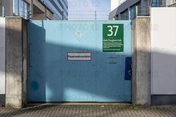 Stop flight operations - Airport International, Duesseldorf Airport, fire brigade access road, airport site