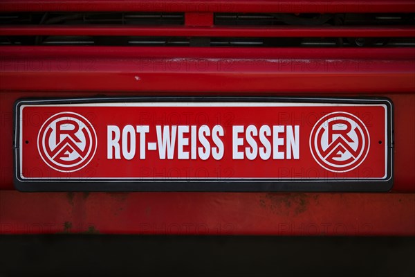 Club logo of the football club Rot-Weiss-Essen on a car sign, Essen, Ruhr area, North Rhine-Westphalia, Germany, Europe