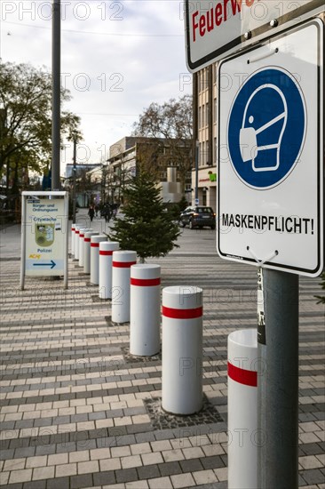 Mandatory masks in Koenigstrasse Duisburg in the run-up to Christmas during the coronavirus pandemic, Duisburg, North Rhine-Westphalia, Germany, Europe