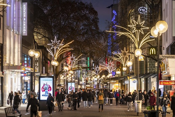 Pre-Christmas in Colognes Schildergasse, colourful hustle and bustle in the Advent season