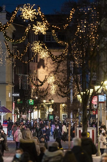 Advent Weekend in Duesseldorfs Old Town after the Corona Crisis Lockdown - Pedestrian Zone Flinger Strasse, Duesseldorf, North Rhine-Westphalia, Germany, Europe