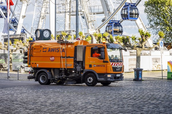 Sweeper of the city cleaning AWISTA at the Burgplatz in the old town, Duesseldorf, North Rhine-Westphalia, Germany, Europe