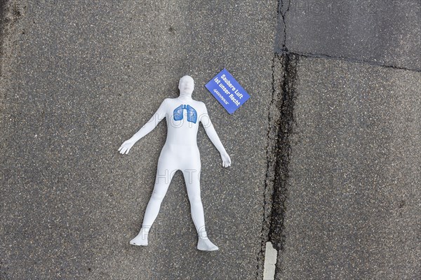 Protest of the environmental organisation Greenpeace, on the Bundesstrasse 14 40 activists demand better air quality, the Neckartor is considered the most polluted street in Germany with high levels of particulate matter, climate change, Stuttgart Baden-Wuerttemberg, Germany, Europe