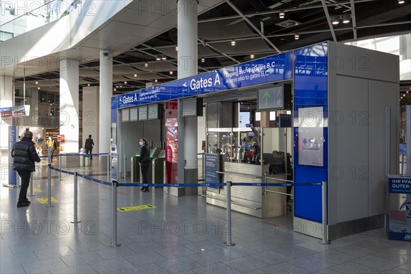 Duesseldorf Airport, DUS, departure hall, terminal, Airport International in lockdown during Corona crisis, hardly any travel and only few departure connections due to travel restrictions, Duesseldorf, North Rhine-Westphalia, Germany, Europe