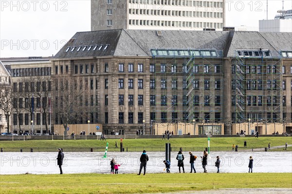 Flooding on the Rhine in Duesseldorf at the Oberkasseler Wiesen, flooding, alluvial deposits, view of the old town, onlookers, Duesseldorf, North Rhine-Westphalia, Germany, Europe